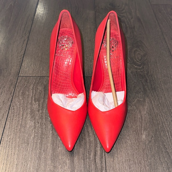 VINCE CAMUTO AKENTA PUMP - Picture 1 of 8